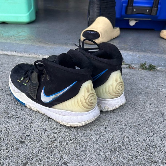 Nike kyrie 6 Black Basketball Sneakers - Picture 2 of 4